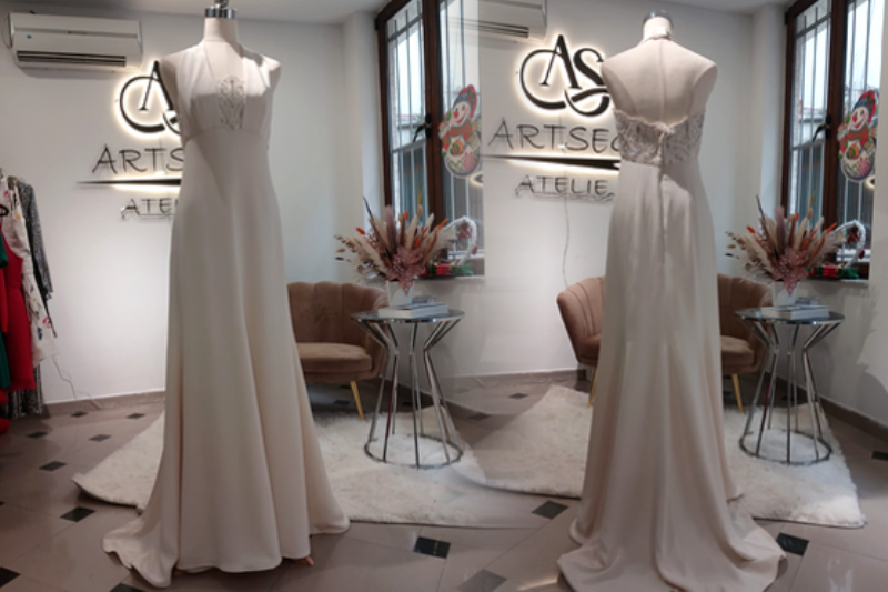 Fustan Ivory Grace Evening Dress nga Atelie ARTSEG, fustan elegant, fustan ivory i gjatë, fustan elegant për evente, fustan mbrëmjeje, fustan ceremonial femrash, fustan i bardhë krem, fustan elegant për ceremoni, fustan stil klasik modern